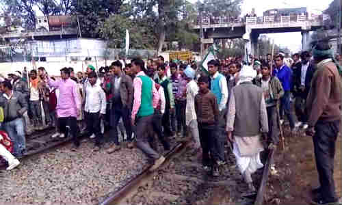 रेलवे ट्रैक पर बैठे भाकियू कार्यकर्ता, टला बड़ा हादसा