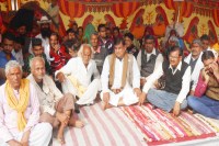  गिरफ्तारी की मांग को लेकर धरना 