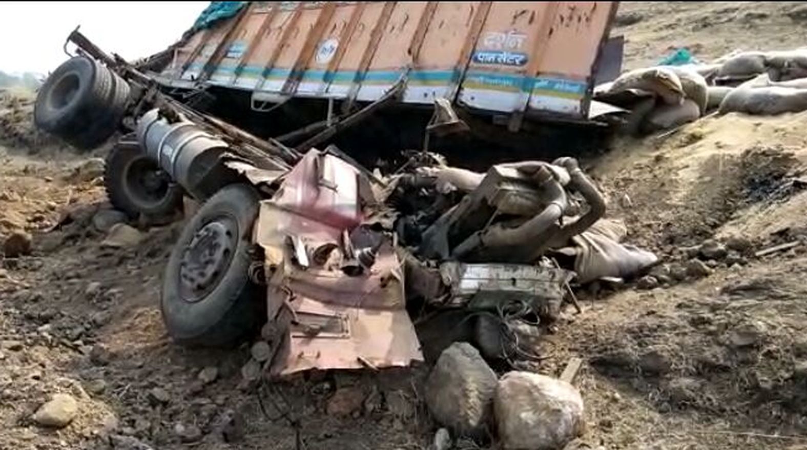 Truck collide with a hill two killed four injured