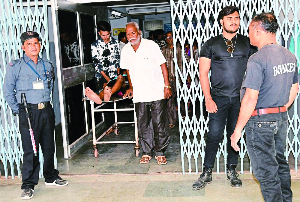 Armed armed police personnel and bouncers in New Civil Hospital