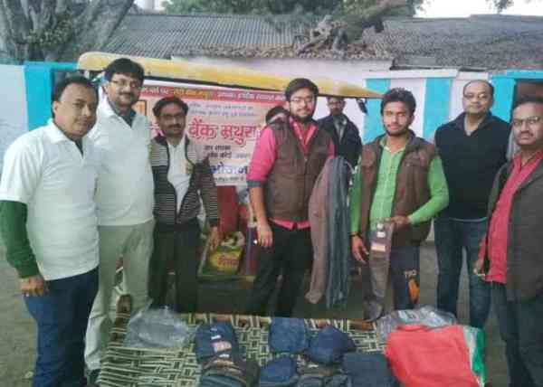 जरूरतमदों को गर्म कपड़े, साड़ी और कंबल भी बांटे।