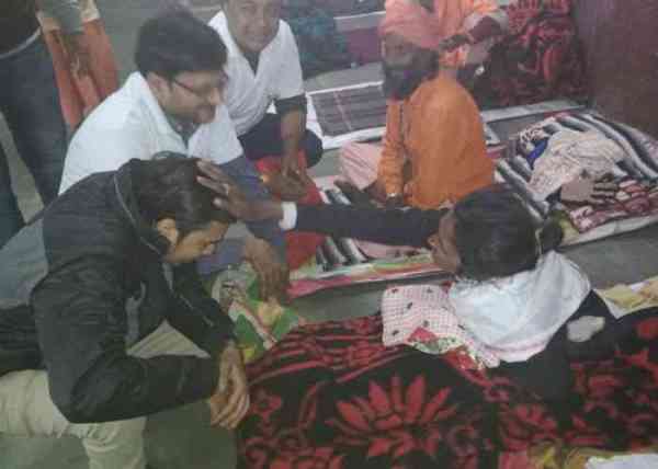 जरूरतमदों को गर्म कपड़े, साड़ी और कंबल भी बांटे।
