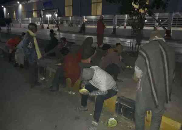 रोटी बैंक ने जरूरतमंदों को खिलाया खाना