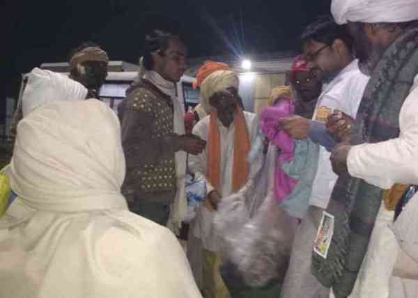 जरूरतमदों को गर्म कपड़े, साड़ी और कंबल भी बांटे।