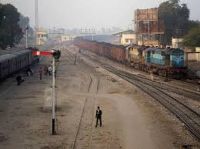 जोधपुर-बाड़मेर रेलमार्ग के अधिकांश स्टेशनों पर लो लेवल प्लेटफार्म पर हर दिन हजारों यात्री परेशानी उठाते हैं। 