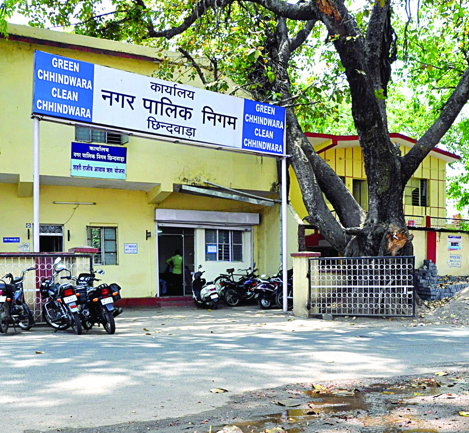 विधायक-महापौर ने रसोई में आगंतुकों को परोसा भोजन