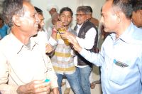 पत्नी पर एसिड डालने की कोशिश, लोगों ने पकड़ा