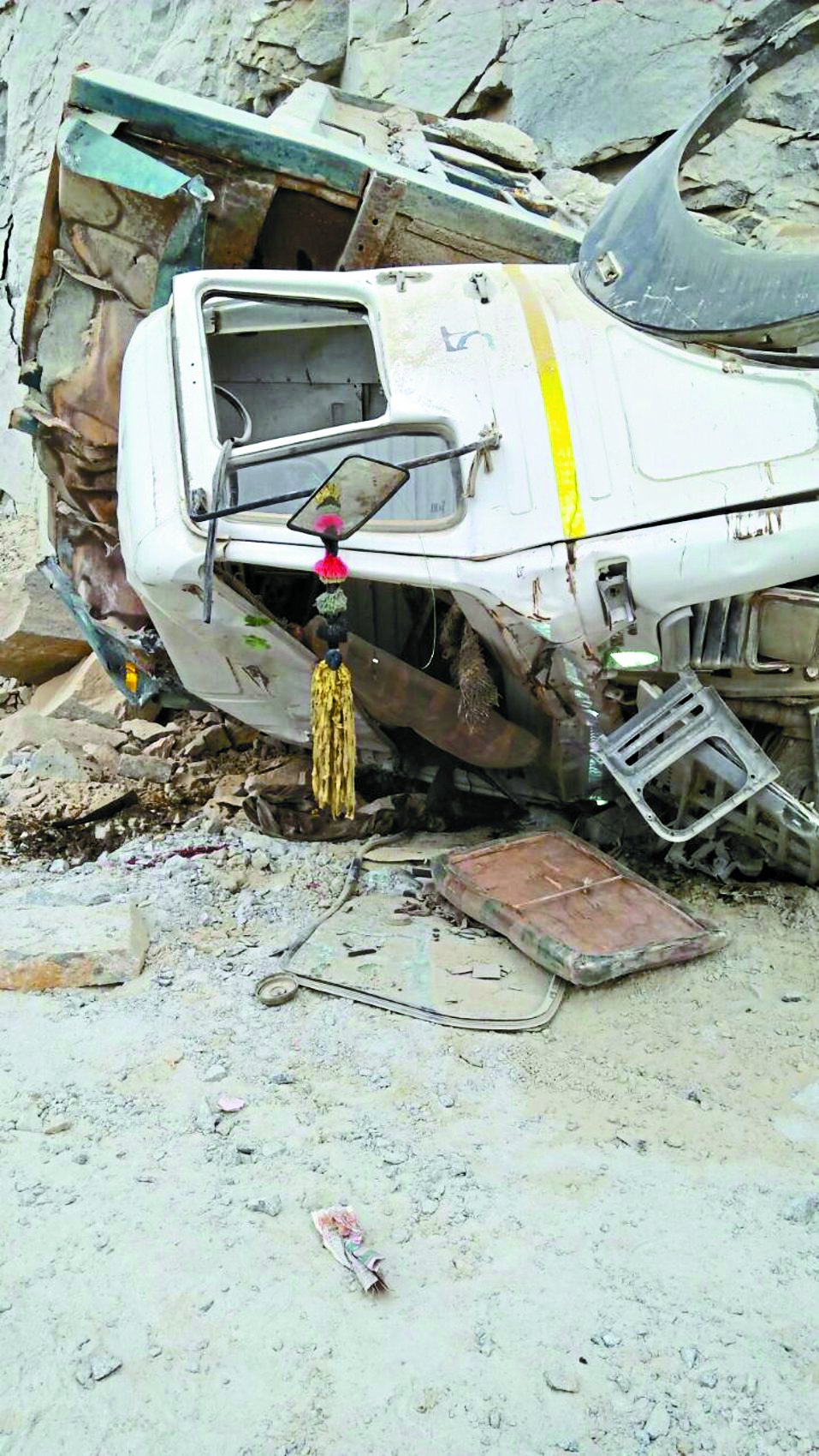 road accident, driver died, death in accident, dumper fall down in mine, dumper accident, crime news, driver death, gwalior news, dabra news, mp news
