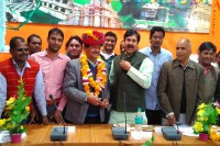 कार्यकर्ताओं को सम्बोधित