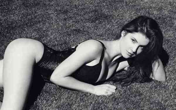 सलमान शाहरुख को टैग कर ये खूबसूरत मॅाडल सोशल मीडिया पर मांग रही है बॅालीवुड फिल्मों में काम...