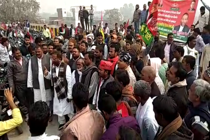 ओवरब्रिज अखिलेश यादव ने बनवाया है, भाजपा ने नहीं, यह बताने सड़क पर उतरे सपाई, देखें VIDEO