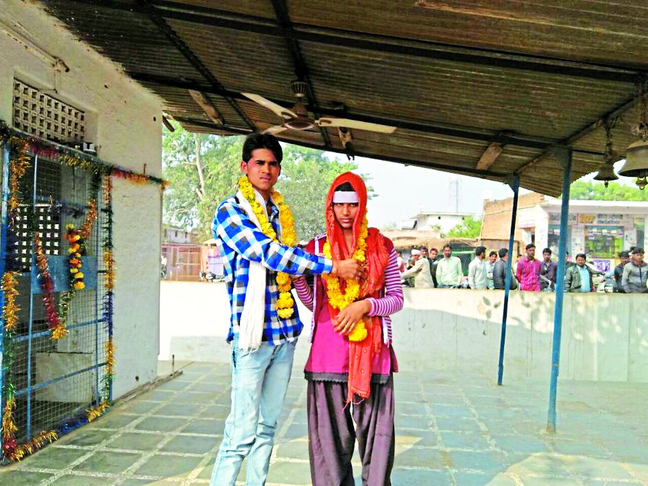 couple married in police station, love affairs, couple marry after beating by people, relatives beaten couple, couple marry in police thana mandir, amazing story, amazing marriage of couple, love marriage, gwalior news, gwalior news in hindi, mp news