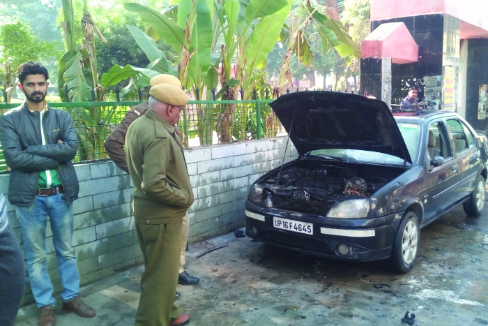 car burnt in ganganagar