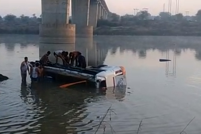 राजस्थान: सवाई माधोपुर जिले में दर्दनाक हादसा: बस नदी में गिरी, 25 लोगों की मौत,
कई लोग घायल