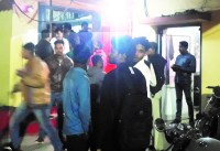 ब्रेकअप पार्टी में नशे में धुत युवकों ने जमकर किया हंगामा, कर्मचारी ने किया मना तो मारा चाकू, फिर जो हुआ पढि़ए खबर...