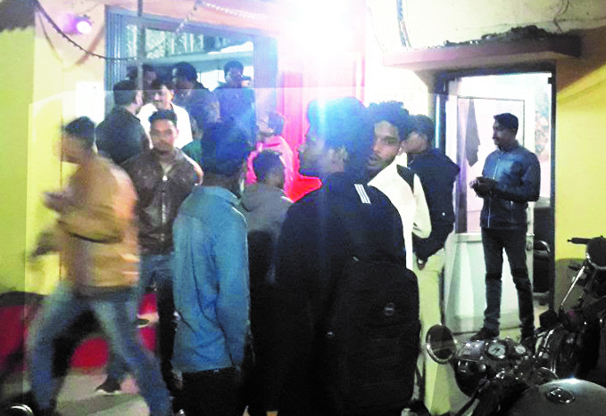 ब्रेकअप पार्टी में नशे में धुत युवकों ने जमकर किया हंगामा, कर्मचारी ने किया मना तो मारा चाकू, फिर जो हुआ पढि़ए खबर...