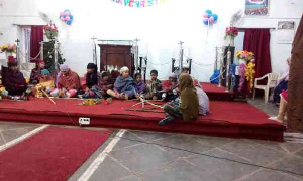 क्रिसमस को लेकर चर्च में हो रहे विविध आयोजन, देर रात प्रभु यीशु के जन्म पर बिखरेगी खुशियां