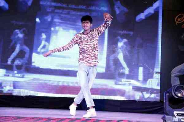 Hot Mbbs girls dance in medical university