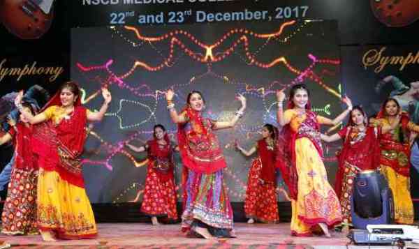 Hot Mbbs girls dance in medical university