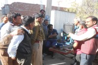  जांच करते पुलिसकर्मी