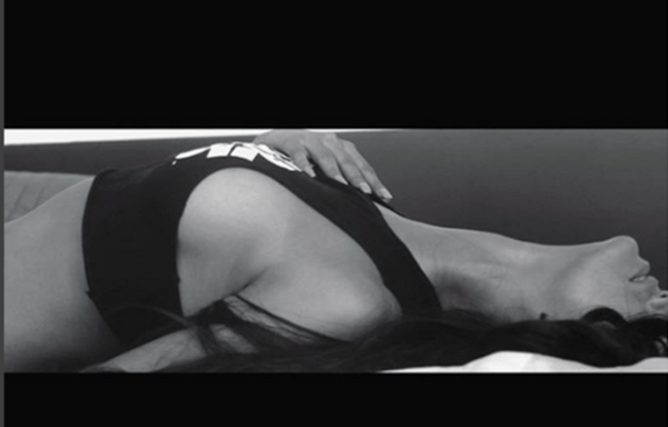 पूनम पांडे ने अपने फैंस को खास अंदाज में क्रिसमस की बधाई दी है