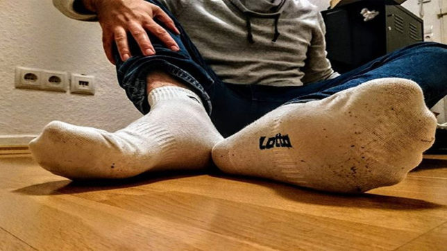 melly socks on plane