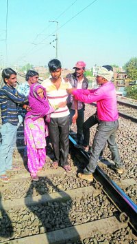mother and son attempt suicide, attempt suicide, mother and son on railway track, people save life, youth and mother suicide, committed suicide, crime news, morena news, gwalior news in hindi, mp news