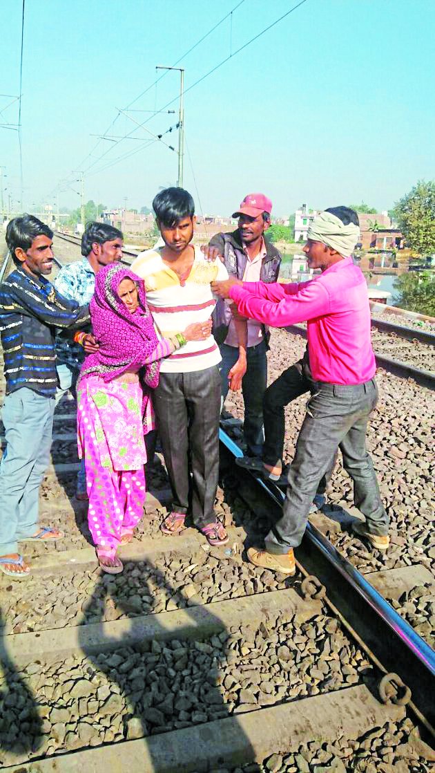 mother and son attempt suicide, attempt suicide, mother and son on railway track, people save life, youth and mother suicide, committed suicide, crime news, morena news, gwalior news in hindi, mp news