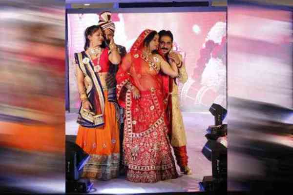 fashion shows amazing wedding on ramp, maang ka sindoor, shadi, models wedding at ramp walk, amazing fashion shows in MP, फैशन शो में रैंप वॉक करते मॉडल ने भर दी गर्ल की मांग