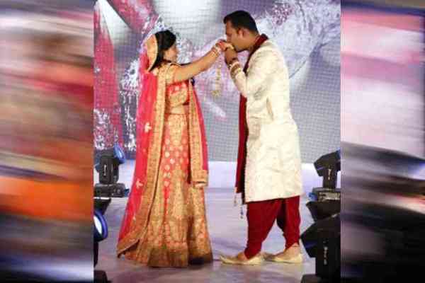 फैशन शो में रैंप वॉक करते मॉडल ने भर दी गर्ल की मांग