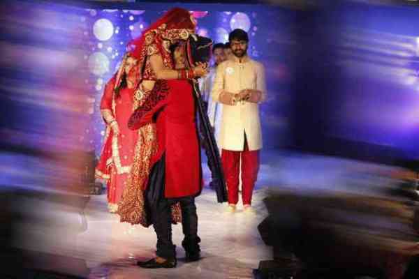 fashion shows amazing wedding on ramp, maang ka sindoor, shadi, models wedding at ramp walk, amazing fashion shows in MP, फैशन शो में रैंप वॉक करते मॉडल ने भर दी गर्ल की मांग