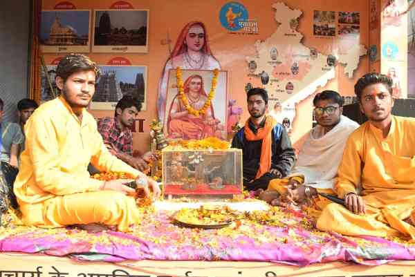 सतना पहुंची एकात्म यात्रा, संतों ने खाया दलित के हाथ का बना भोजन देखे तस्वीरों में