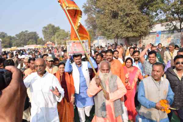 सतना पहुंची एकात्म यात्रा, संतों ने खाया दलित के हाथ का बना भोजन देखे तस्वीरों में