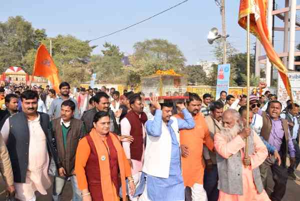 सतना पहुंची एकात्म यात्रा, संतों ने खाया दलित के हाथ का बना भोजन देखे तस्वीरों में