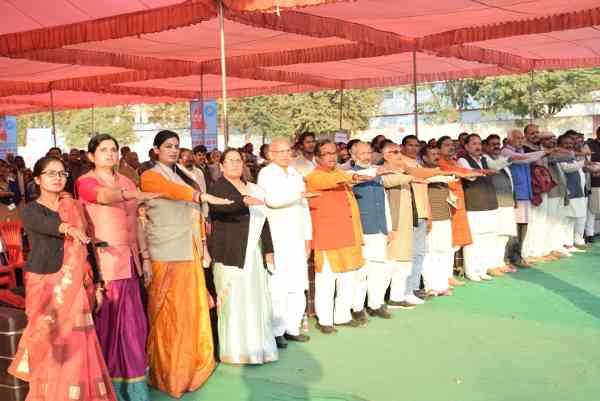 सतना पहुंची एकात्म यात्रा, संतों ने खाया दलित के हाथ का बना भोजन देखे तस्वीरों में