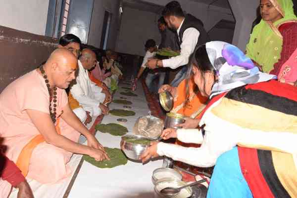 सतना पहुंची एकात्म यात्रा, संतों ने खाया दलित के हाथ का बना भोजन देखे तस्वीरों में