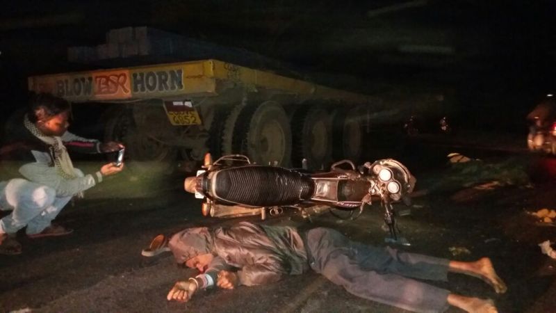 अज्ञात वाहन टेलर से टकराकर दो बाइक सवार की मौत हो गई