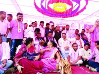 यहां और केंद्र में झूठी सरकार बैठी है, पढि़ए पूरी खबर इस दिग्गज ने आमसभा में और क्या-क्या कहा, कैसे कसा तंज