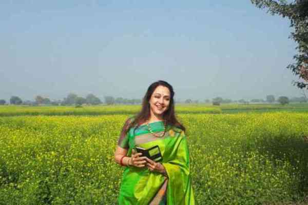 सरसों के खेत में भाजपा सांसद हेमा मालिनी