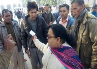 महिला का मोबाइल लूटा 