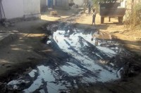 सडक़ों पर एकत्र कीचड़