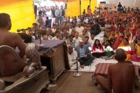  धर्मसभा को संबोधित