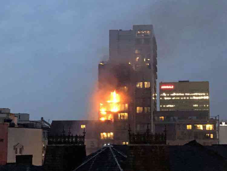 मैनचेस्टर की 12 मंजिला इमारत में लगी आग