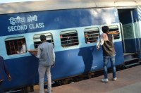 rpf caught illegal vendors in katni railway station