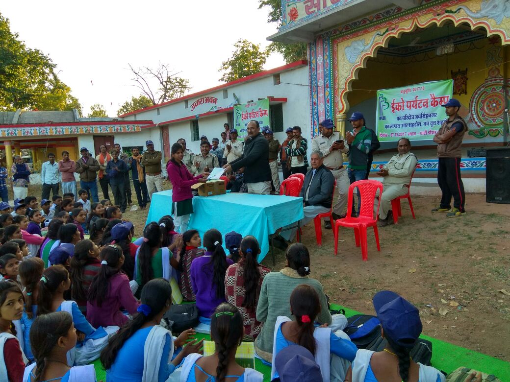 Students-students walk through the jungle