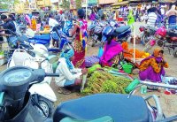 वाह रे सरकार ! इतनी अव्यवस्थाओं के बीच लग रहा है संभाग मुख्यालय का यह बाजार