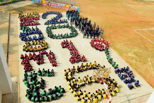 मानव श्रृंखला बनाकर इस तरह हुआ नव वर्ष का स्वागत