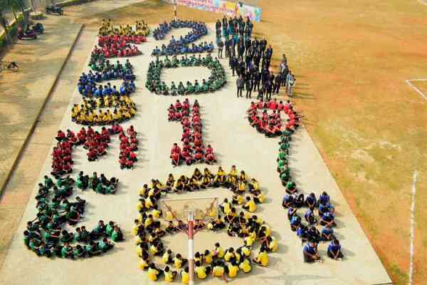 मानव श्रृंखला बनाकर इस तरह हुआ नव वर्ष का स्वागत