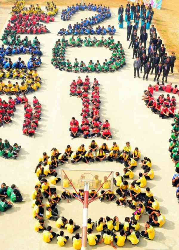 मानव श्रृंखला बनाकर इस तरह हुआ नव वर्ष का स्वागत