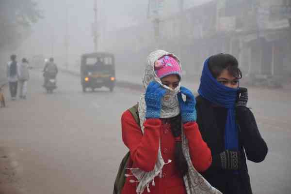 कोहरे की चादर में लिपटी आई सुबह देखे इन तस्वीरो में